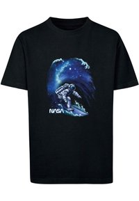 Črna majica s kratkimi rokavi, na kateri je astronavt, ki surfa po kozmični valovni površini, z živahnimi modrimi in vijoličnimi galaksijskimi vzorci ter logotipom "NASA" na dnu.