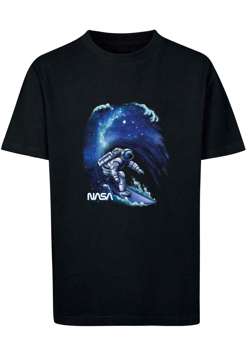 Črna majica s kratkimi rokavi, na kateri je astronavt, ki surfa po kozmični valovni površini, z živahnimi modrimi in vijoličnimi galaksijskimi vzorci ter logotipom "NASA" na dnu.