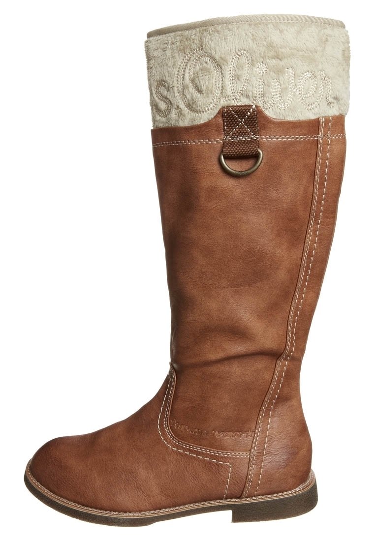Botte montante en simili cuir marron avec un revers en fausse fourrure crémeux texturé, couture décorative et détail en anneau métallique sur le côté.