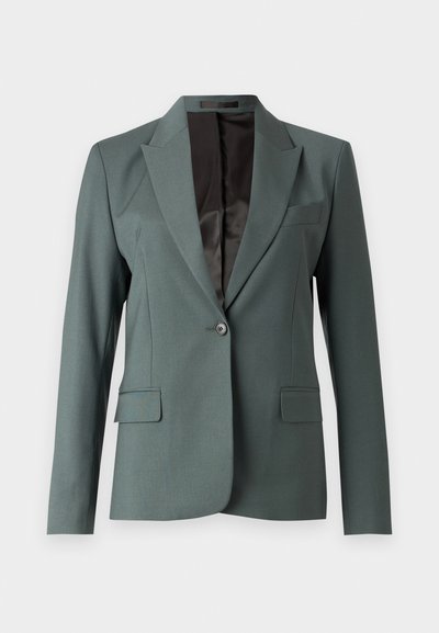 Ciemnozielona marynarka o usztywnionej konstrukcji, z klapami w kształcie notcha, jednoprzewlekowym zapięciem na guzik i dwiema przednimi kieszeniami. Wnętrze wykończone elegancką czarną podszewką.