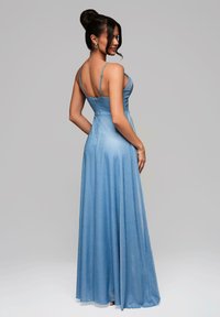 Lång blå aftonklänning i skimrande tyg, med tunna axelband, en tight bodice och en flödande kjol som når golvet.