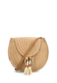 Borsa a tracolla rotonda in paglia con texture intrecciata, colore nocciola, chiusura a patta e frange decorative in arancione, verde e beige. Cinghia regolabile.