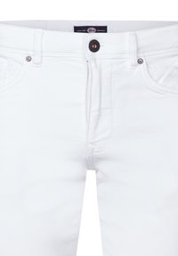 Jeans de mezclilla blanca que presentan un cierre de cremallera con botón, diseño de cinco bolsillos y sutiles detalles de costura.