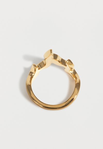 Δαχτυλίδι χρυσού χρώματος με ακανόνιστο σχήμα και οδοντωτό, γεωμετρικό σχέδιο σε λευκό φόντο.