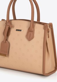 Bolso de mano de cuero beige con patrón embosado, forma estructurada, asas marrones, placa con el logo y acentos sutiles. Cuenta con una etiqueta desmontable.