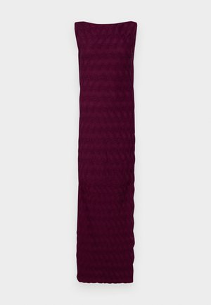 Bordeauxfarbenes Kleid aus strukturiertem Stoff mit einem wellenförmigen Muster, das ein trägerloses Design und einen geraden Saum am unteren Ende aufweist.