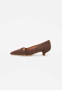 Επιλέχθηκε, brown suede
