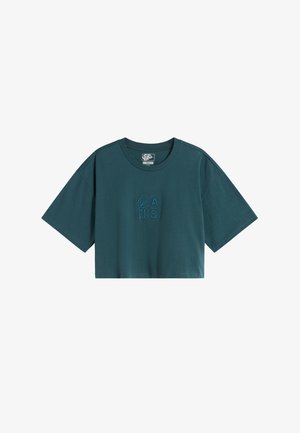 Turkusowy krótki t-shirt z krótkim rękawem, okrągłym dekoltem i subtelnym haftowanym wzorem czterech okręgów tworzących "2 A U S" na środku przodu.