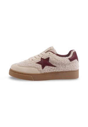 Baskets beiges avec un haut moelleux, des accents en cuir bordeaux, un logo en forme d'étoile et une semelle en caoutchouc beige. Les lacets sont de couleur crème.