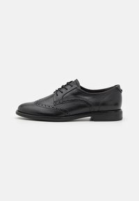 Svart lær snøresko med brogue-detaljer, avrundet tå, lav stablet hæl og glatt finish.