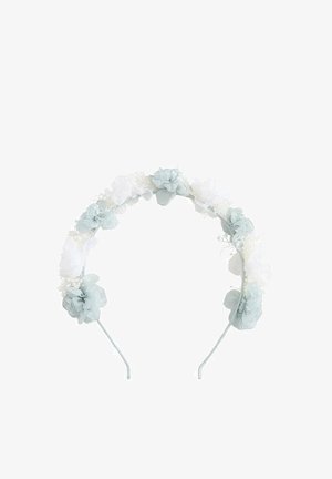 Serre-tête décoré de fleurs en tissu alternant bleu doux et blanc, avec de petits accents en forme de baies blanches.