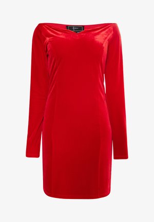 Langermige, off-the-shoulder jurk gemaakt van felrode fluweel; heeft een aangesloten vorm en een subtiele V-halslijn. Gladde textuur, geen patronen.