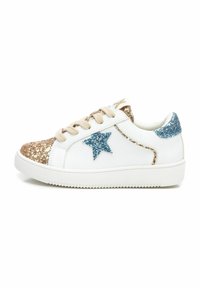 Sneaker bianco con accenti glitter oro e blu, caratterizzato da un design a stella blu, lacci beige e suola in gomma con grip testurizzato.