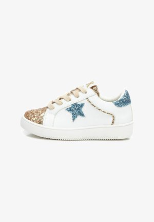 Sneaker bianco con accenti glitter oro e blu, caratterizzato da un design a stella blu, lacci beige e suola in gomma con grip testurizzato.
