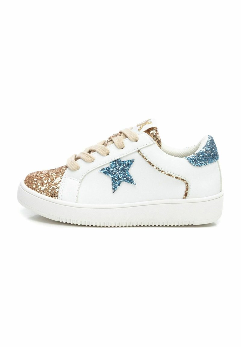 Sneaker bianco con accenti glitter oro e blu, caratterizzato da un design a stella blu, lacci beige e suola in gomma con grip testurizzato.