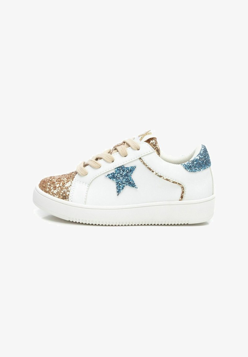 Sneaker bianco con accenti glitter oro e blu, caratterizzato da un design a stella blu, lacci beige e suola in gomma con grip testurizzato.