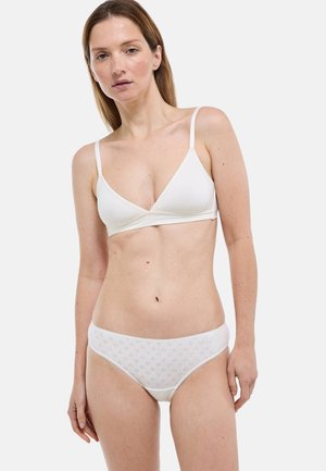 Bralette blanc légèrement rembourré avec bretelles réglables, assorti à une culotte à motif texturé de petits cœurs.