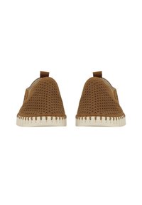 Brązowe perforowane buty wsuwane z teksturowaną cholewką, kontrastującą białą gumową podeszwą oraz małą pętlą na pięcie ułatwiającą zakładanie.
