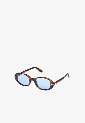 Ruskeat kilpikonnakuosiset aurinkolasit, joissa on suorakaiteenmuotoiset siniset linssit. Minimalistinen muotoilu ja metalliset yksityiskohdat sankoissa.