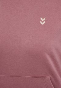 Weinrot Sweatshirt aus weichem Baumwollstoff. Mit kleinem weißen Logo mit zwei nach unten zeigenden Pfeilen, Fronttasche und gerippten Bündchen.