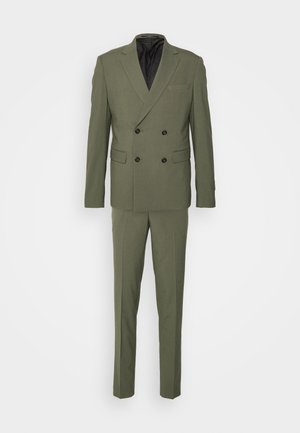 Completo verde oliva a doppio petto realizzato in tessuto testurizzato. Presenta bottoni neri, una tasca sul petto e pantaloni a gamba dritta.