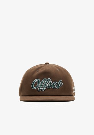 Casquette de baseball marron avec texte brodé en vert et blanc "Offset" sur le devant et "33" blanc sur le côté.