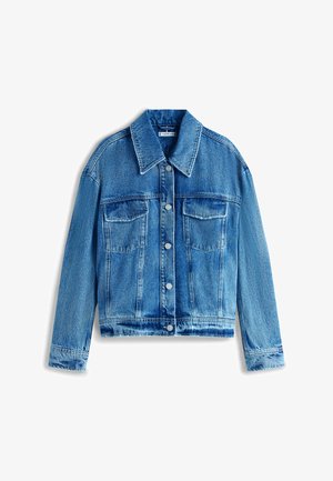 Chaqueta de mezclilla en azul claro, con cuello, mangas largas, dos bolsillos en el pecho y botones plateados. Textura desgastada en toda la prenda.