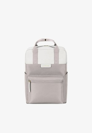 Sac à dos carré bicolore en gris clair et blanc avec poche avant zippée et poignée supérieure, marque Kapten & Son.