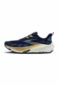 Marineblauwe hardloopschoen met een ademend bovenwerk van mesh, gouden accenten, dikke witte tussenzool en een geprofileerde rubberen buitenzool. "Brooks" logo weergegeven.