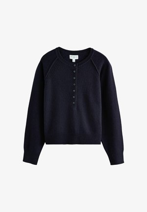 Marineblauwe wollen trui met een ronde halslijn, knoopsluiting en raglanmouwen. Beschikt over een geribde onderrand en manchetten, en heeft een zachte textuur.