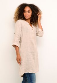 Cream - BELLIS CAFTAN SHORT MOLLIE FIT - Vapaa-ajan mekko - crispy sand Pienoiskuva 1