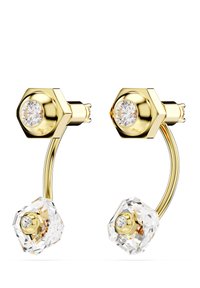 Pendientes chapados en oro que presentan una parte superior hexagonal con un cristal, conectada a un alambre curvado que lleva a una perla de cristal facetado clara.