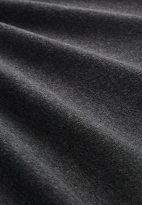 Tejido gris oscuro con una textura suave y lisa, que presenta sutiles variaciones en la tonalidad y ligeras ondulaciones en la superficie. Adecuado para diversos usos.