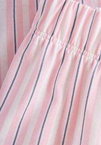 Lichtgewicht stof met horizontale strepen in roze, wit en marineblauw. Opgebouwde elastische tailleband met een zachte textuur.