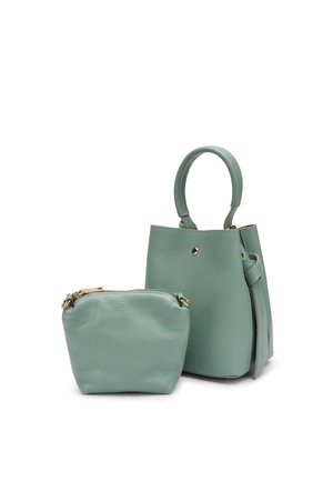 Kleine lichtgroene leren handtas met handvatten aan de bovenkant naast een bijpassend zippertasje, beide met gouden beslag, op een witte achtergrond.