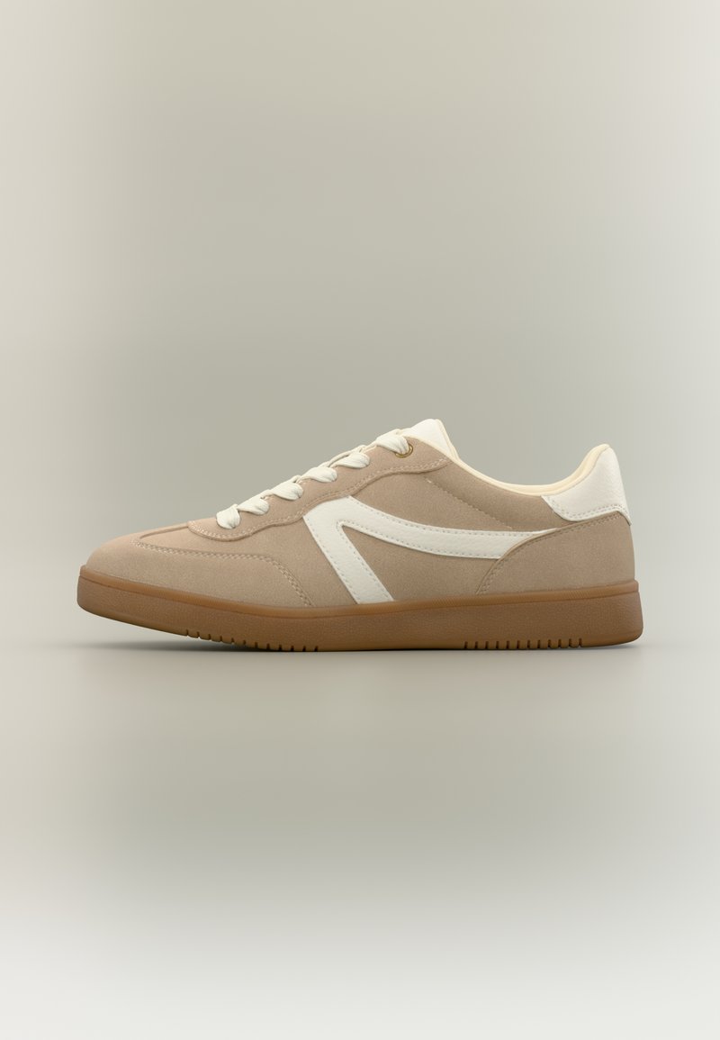 Baskets en suède beige avec accents blancs, fermeture à lacets et semelle en caoutchouc. Bout arrondi et design minimaliste.