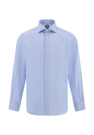 Jasnoniebieska w paski koszula z długim rękawem, zapinana na guziki, wykonana z miękkiego materiału, ze standardowym kołnierzykiem i zaokrąglonymi mankietami. Posiada wąskie białe pionowe paski.