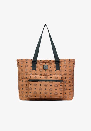 Braune MCM Tragetasche mit schwarzem Logomuster, Frontreißverschlusstasche und langen schwarzen Griffen vor weißem Hintergrund.