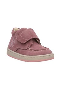 Scarpa per bambini in suede rosa con punta arrotondata, cinturino in velcro e suola beige a contrasto. La cucitura decorativa arricchisce il design.