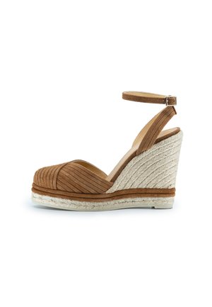 Sandalo con zeppa in suede marrone, con design a righe orizzontali, cinturino alla caviglia regolabile e piattaforma in juta intrecciata con una striscia beige.
