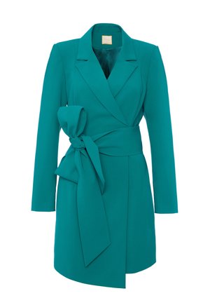Turkusowy płaszcz zapinany na materiał gładki, z kołnierzem z wycięciem, długimi rękawami i paskiem w talii.