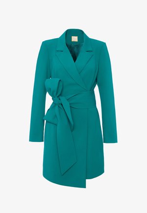 Turkusowy płaszcz zapinany na materiał gładki, z kołnierzem z wycięciem, długimi rękawami i paskiem w talii.