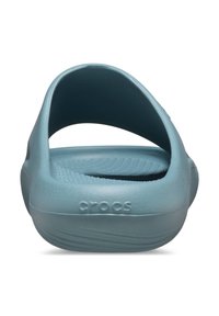 Calzature in gomma blu con cinturino posteriore, caratterizzate da una soletta forata e superficie texture. Logo "CROCS" impresso sul lato.