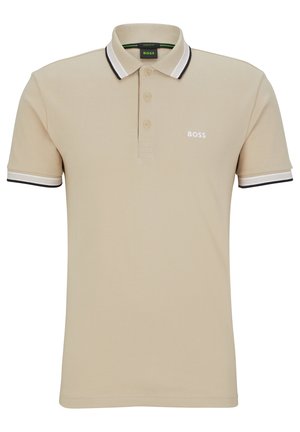 Polo beige con tres botones, cuello y puños de las mangas a rayas en blanco y negro, con un pequeño logo blanco de "BOSS" en el pecho.