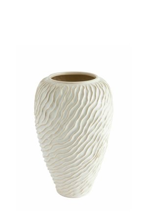 Hvid keramisk vase med et struktureret bølget mønster, der dækker dens afrundede, tilspidsede krop og brede åbne top.