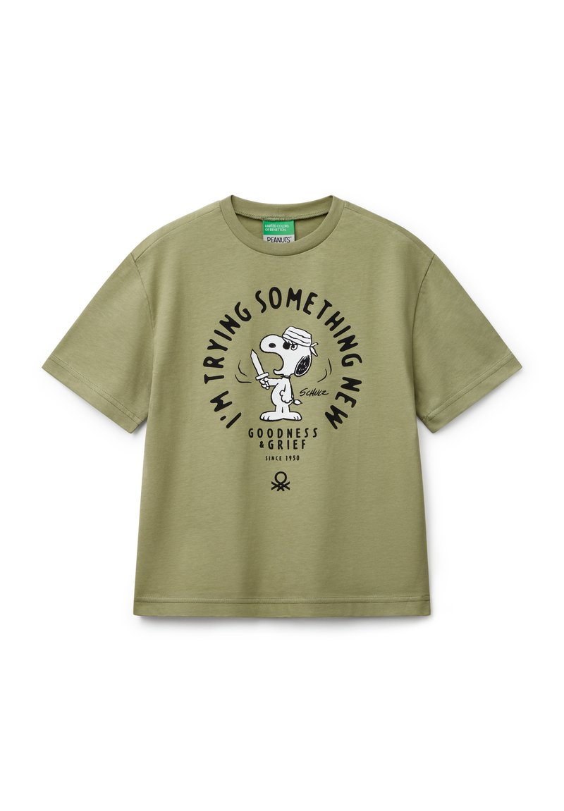 Olivegrünes Baumwoll-T-Shirt mit einem schwarzen grafischen Cartoonhund und dem Text: "ICH PROBIERE ETWAS NEUES GUTEN UND TRAUER SEIT 1950."