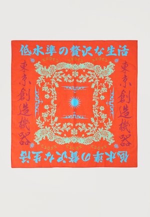 Heldere oranje vierkante sjaal met ingewikkelde lichtgroene bloemen- en drakenpatronen, een blauwe zon in het midden en blauwe en rode Japanse kalligrafie langs de randen.