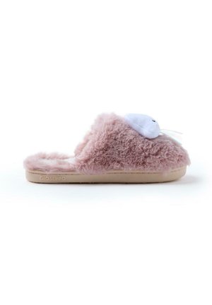 Pantufla rosa y peluda con una textura suave, que presenta un acento decorativo blanco en la parte superior y una suela de goma beige.