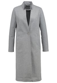 Manteau gris mi-long en tissu doux avec une coupe droite, fermeture par un bouton unique et poches latérales. Col montant et détails de couture minimalistes.