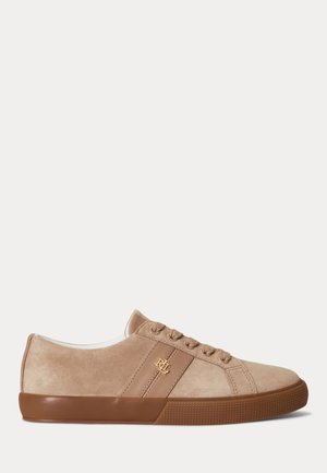 Beige semsket joggesko med brun gummisåle, snøring foran og liten gullfarget "RLL"-logo på sidestroppen.